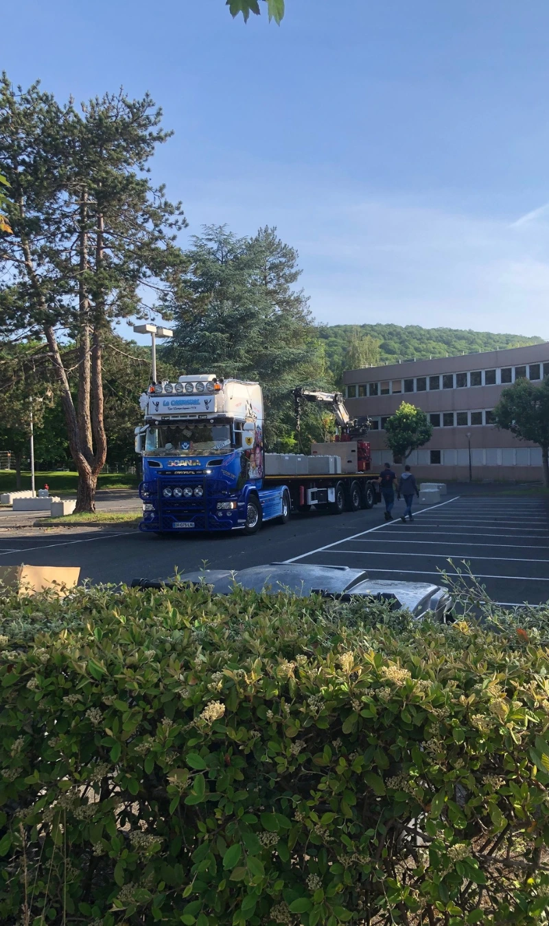 Déchargement camion blocs béton